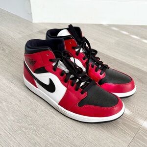 Nike Air Jordan 1 Mid Chicago Black Toe Men size 11.5